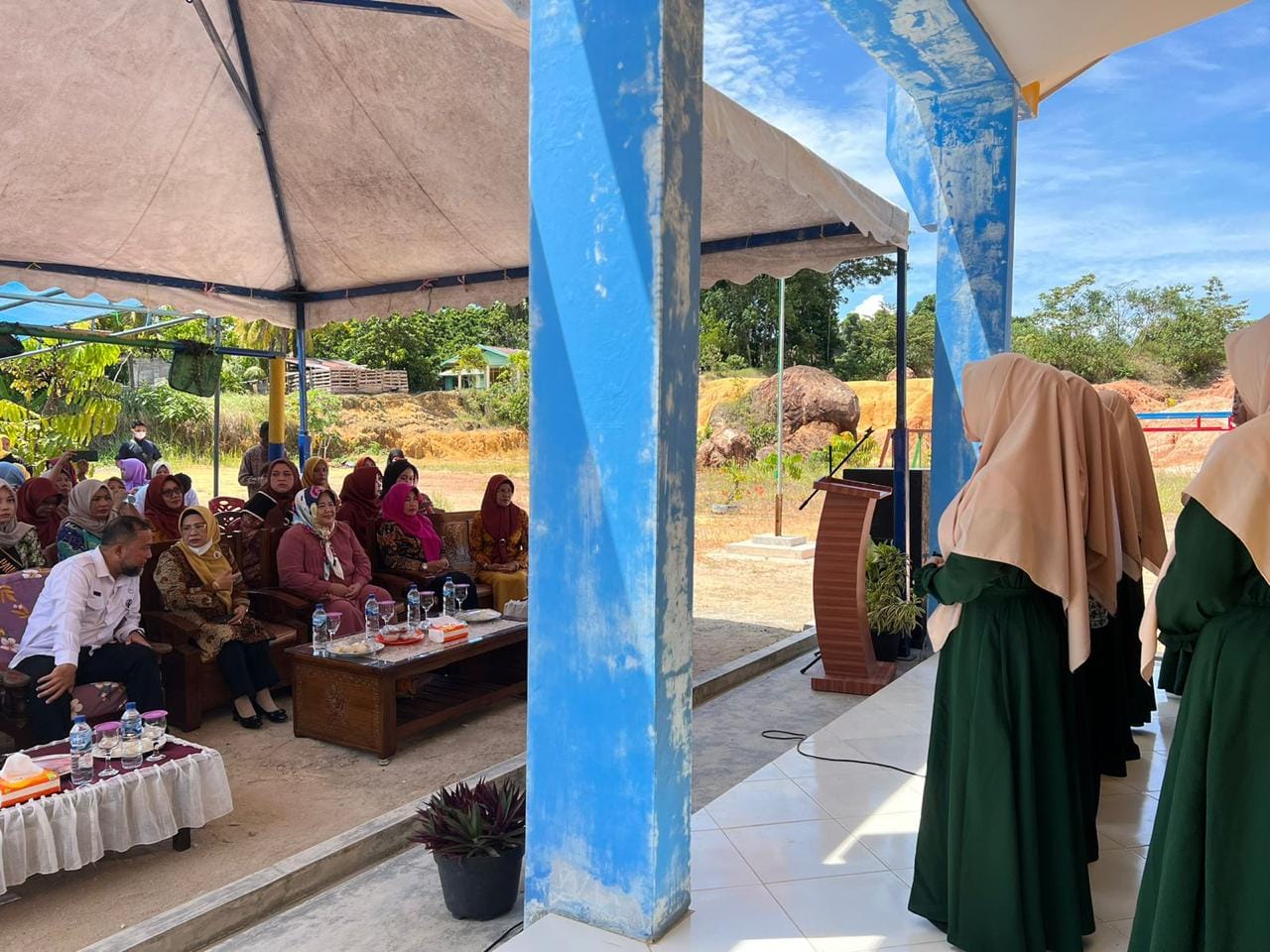 WAGUB Marlin, menyaksikan persembahan dengan guru-guru, setibanya di sekolah yang ia kunjungi di Kabupaten Karimun, Rabu (24/5/2023).