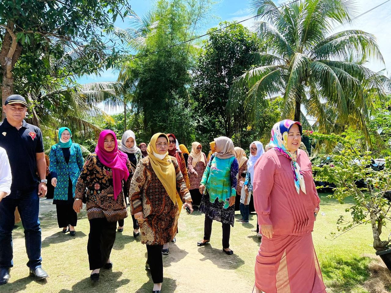 WAGUB Marlin, diiring berjalan kami dalam rangka mengunjungi dua TK di Kabupaten Karimun, Rabu (24/5/2023).