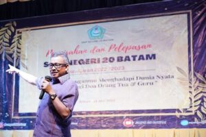 Pesan Penting Jefridin ke Lulusan SMPN 20 Batam, Catat ya… Agar Sukses di Masa Depan