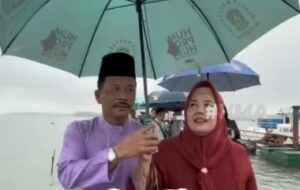 Saat Marlin Payungi HMR di Tengah Guyuran Hujan di Tanjungpinang