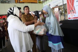 WARTA FOTO: Marlin Serahkan Bantuan Sembako untuk Lansia di 4 Kecamatan