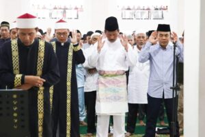 Momen Khusyuk Salat Id HMR dan Marlin di Masjid Sultan Bersama Ribuan Kaum Muslimin