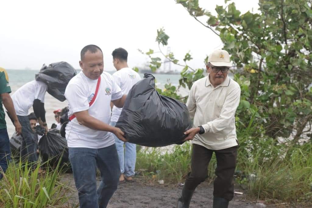 jefridin bersihkan sampah