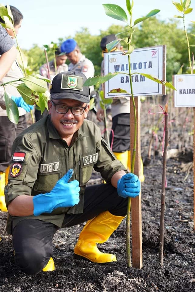 Hari Bhayangkara, Jefridin Ikut “Cawe-cawe” Tanam Ribuan Bakau Serentak di Setokok