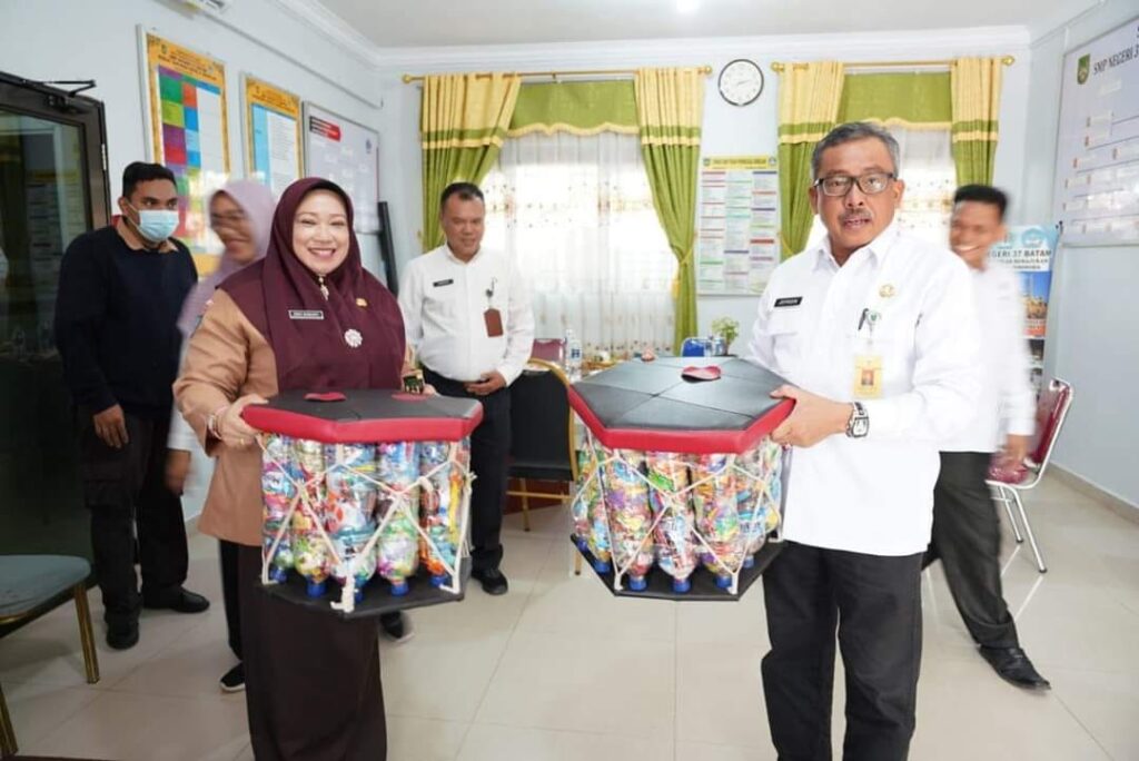 Bukan Sulap Bukan Sihir, Para Siswa SMPN 37 Batam Ubah Sampah Plastik Jadi Kursi