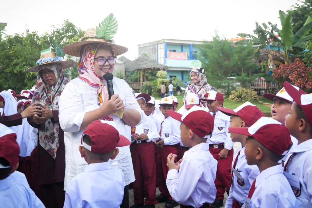 WARTA FOTO: Anak-anak Riang, Bunda Marlin Jadi Teman di Hari Pertama Sekolah