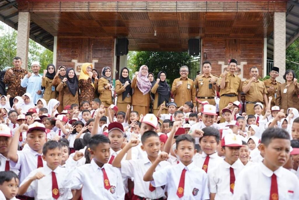 Hari Pertama Sekolah, Jefridin Berbaur di Tengah Siswa SDN dan SMPN di Sekupang