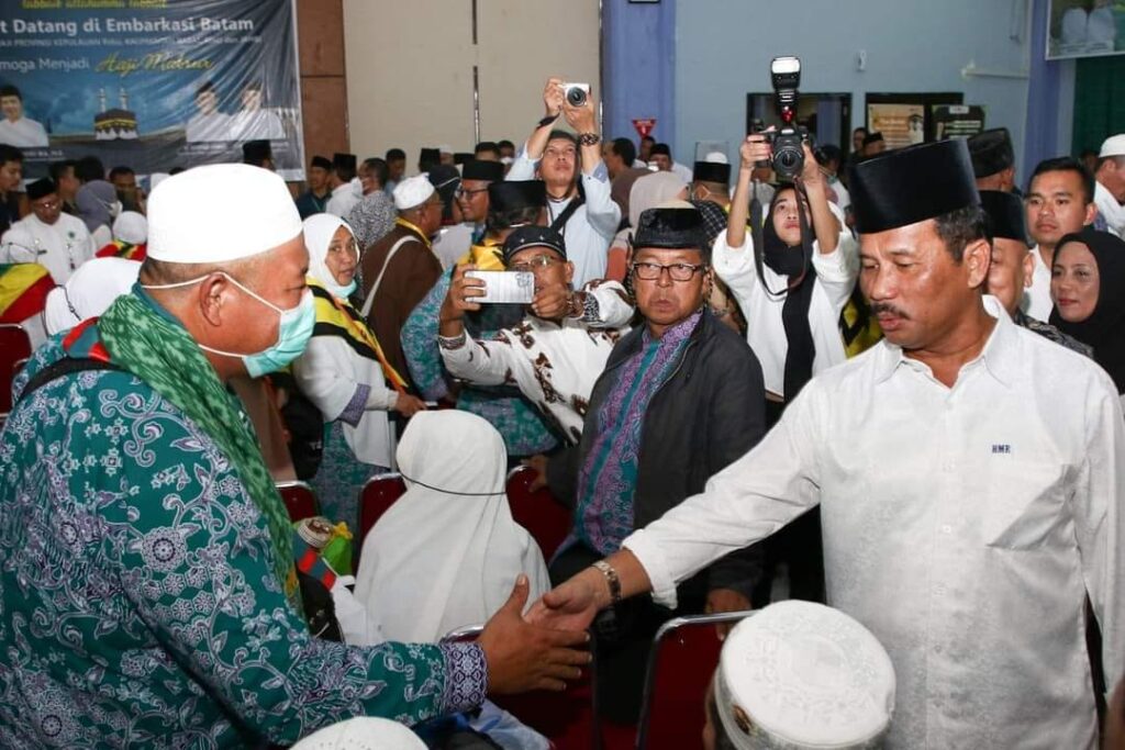 WARTA FOTO: Kembali ke Batam, Jemaah Haji Kloter I Disambut Bahagia HMR dan Marlin