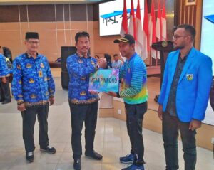 Rangsang Prestasi Pemuda Kota Batam, HMR Serahkan Bantuan Alat Olahraga