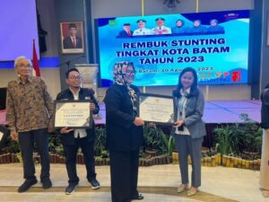 Marlin Sampaikan Penghargaan dari HMR untuk Bapak Asuh Anak Stunting Kota Batam