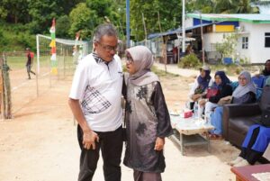 Ketika Jefridin Dihampiri dan Dirangkul Nenek-nenek di Selatnenek