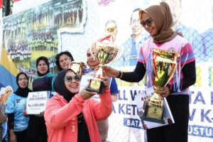 HMR dan Marlin Serahkan Piala kepada Juara Turnamen Voli Wali Kota dan Ketua GOW Batam