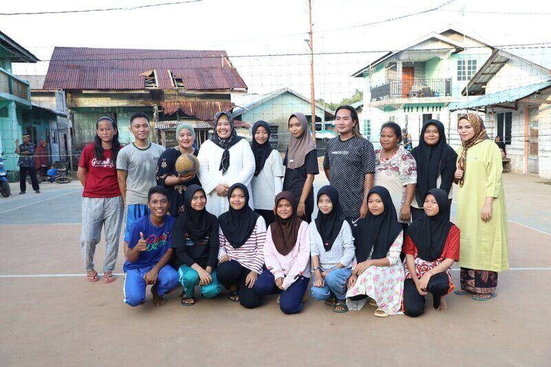 WARTA FOTO: Ketika Marlin Comeback Main Voli, lawannya Anak-anak Remaja Pulau Terung