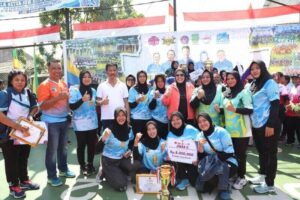 WARTA FOTO: HMR dan Marlin Serahkan Piala kepada Tim Voli Srikandi PGRI dan PKK Bulang B