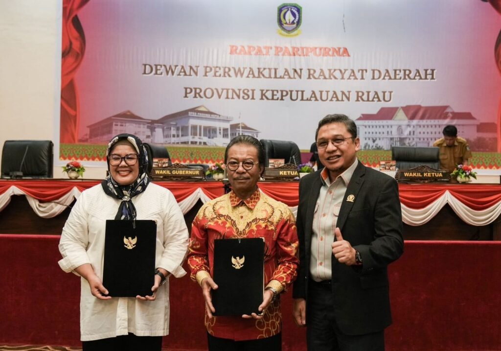 WARTA FOTO: Wagub Marlin Hadiri Ranperda Pajak Daerah dan Retribusi Daerah