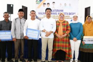 WARTA FOTO: Bersama HMR, Marlin Bagi Insentif RT/RW Kecamatan Belakangpadang