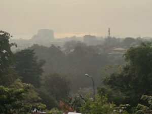 WARTA FOTO: Kala Batam Berselimut Asap Akibat Kebakaran Hutan dan Lahan di Sumatera