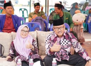 Pakai Batik Senada, Jefridin dan Hariyanti Hadiri Gebyar Maulid Nabi dan Lantik PAC IPNU