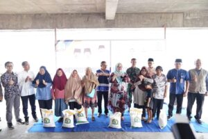 Mantap! Marlin dan Jefridin Bagikan Beras Premium untuk 1.207 Warga Sekanakraya