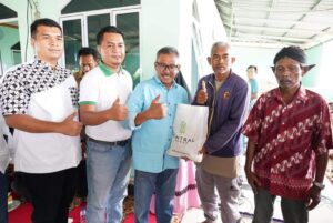 Berkah, Jefridin Bagikan 300 Paket Sembako Central Group untuk Warga Transbarelang