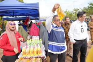 Warga Membludak, Jefridin Bantu Jualan saat Operasi Pasar di Bengkong dan Batamkota