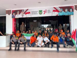 Terima Aspirasi, Yusfa Lesehan Bersama Koalisi Rakyat Batam di Teras Kantor Wali Kota