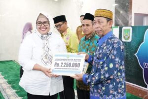 Marlin – Jefridin Bagikan Insentif Para Tokoh Agama Lubukbaja dan Rajut Tenun Persaudaraan