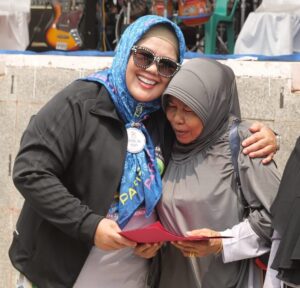 WARTA FOTO: Reuni 50 Tahun SMAN 1 Karimun, Marlin Berlari Peluk Guru Tercinta
