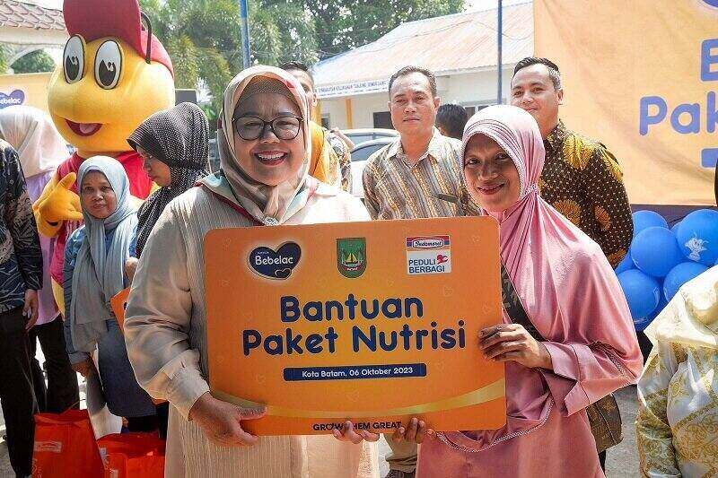 WARTA FOTO: Wagub Marlin Serahkan Bantuan Sembako dari Indomaret dan Bebelac