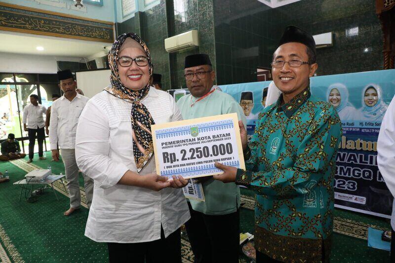 WARTA FOTO: Marlin Serahkan Insentif Ratusan Tokoh Agama di Batuaji dan Batuampar