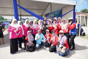 Disaksikan Jefridin dan Hariyanti, Ibu-ibu PKK Seibeduk Semangat Ikuti Lomba Senam Kreasi