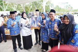 Marlin & Jefridin Serahkan Penghargaan Pemko Batam bagi ASN, Guru, & Nakes