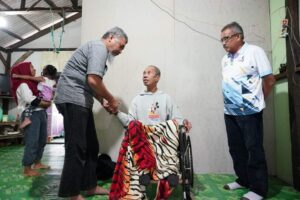 Dibesuk Jefridin, Lamidi Kontan Bisa Duduk Usai 10 Tahun Terbaring Akibat Syaraf Terjepit