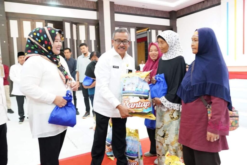 Lanjut, Marlin & Jefridin Bagi Bantuan Bahan Pokok untuk 1.247 Keluarga di Bengkong