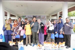 WARTA FOTO: HMR, Marlin & Jefridin Bagi Bahan Pokok 688 Keluarga di Belakangpadang