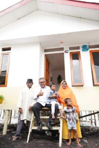 Senangnya Hamidah dan Keluarga, Jefridin Datang Serahkan Satu Unit Rumah dari AMCF