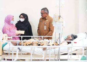 Jenguk ke ICU, Jefridin Doakan Herawati Segera Sembuh, Keluarga pun Terharu