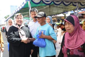 WARTA FOTO: Marlin Ikut Salurkan Bantuan Sembako untuk 1.129 Warga Lubukbaja