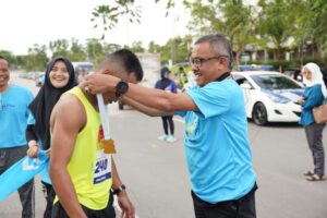 Jefridin Sigap Sambut & Kalungkan Medali Juara Batam Pos 10K Fun Run, Luar Biasa!