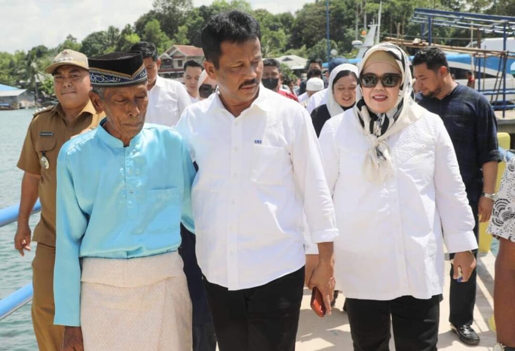 HMR & Marlin Datangi Lima Pulau di Bulang hingga Hujan-hujanan demi Bagikan Bantuan