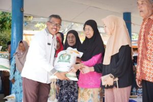 Jefridin Kerja hingga ke Pulau Terung demi Bagikan Beras Pemerintah untuk 862 Keluarga