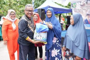 Marlin & Jefridin Tandem Bagikan Ribuan Bahan Pokok untuk Warga Sekupang & Batuaji