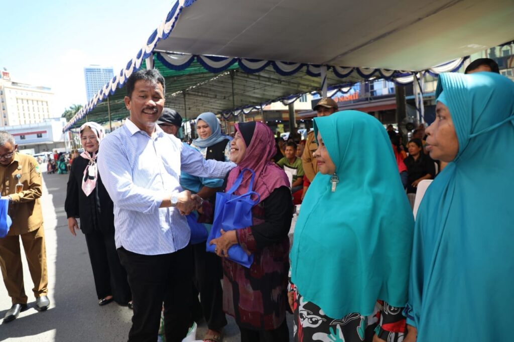 Halo Warga Lubukbaja, HMR & Marlin Datang Beri Bantuan Sembako untuk 1.518 Keluarga