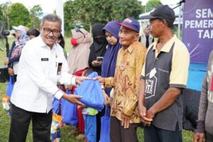 Jelang Nataru, Jefridin & HMR Sebar Ribuan Paket Bahan Pokok untuk Masyarakat Seibeduk