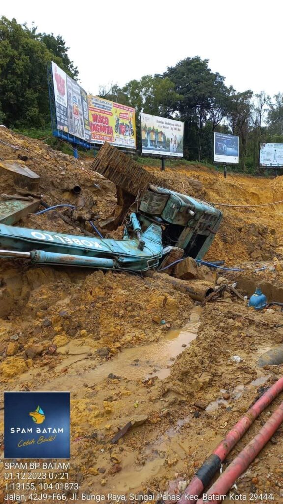 24 Jam Nonstop SPAM BP Batam Perbaiki Pipa Air yang Patah Tertimpa Ekskavator