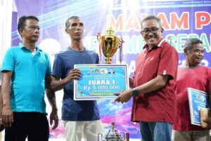 Kasu Legend & H Seven Juarai Kasu Cup V, Jefridin & Hariyanti Bangga Serahkan Piala
