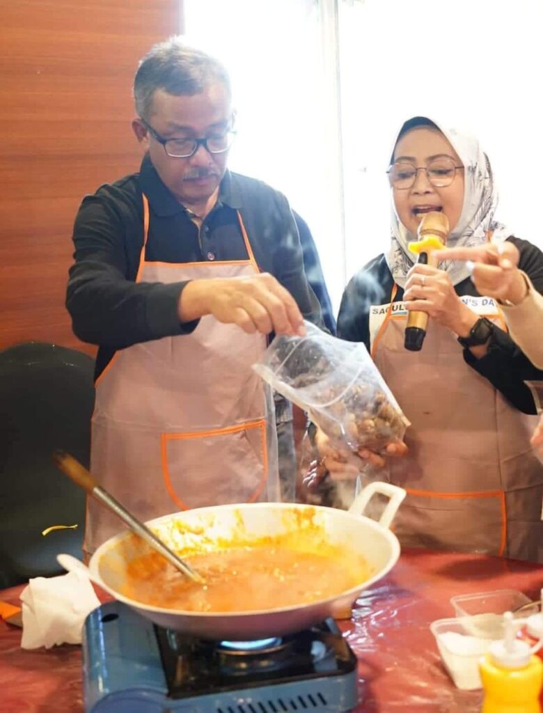 Bagai Master Chef, Jefridin Masak Kerang Tumpah di Pelatihan Tata Boga: Maknyus…