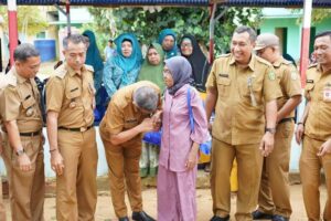 Di Sela Sosialisasi Pilah Sampah di Setokok, Jefridin Tiba-tiba Cium Tangan Seorang Ibu