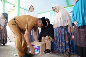 Jefridin Beri Pencerahan Pembinaan Akhlak Mulia & Serahkan Bahan Pokok untuk Lansia