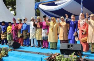 WARTA FOTO: Lambaian HMR & Marlin Dijawab 11.200 Peserta Pawai Budaya HJB